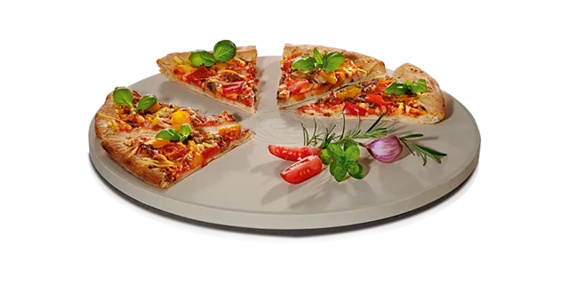 BBQ Pizzastein mit einem Ø 33 cm, auf dem 4 Pizzastücke liegen